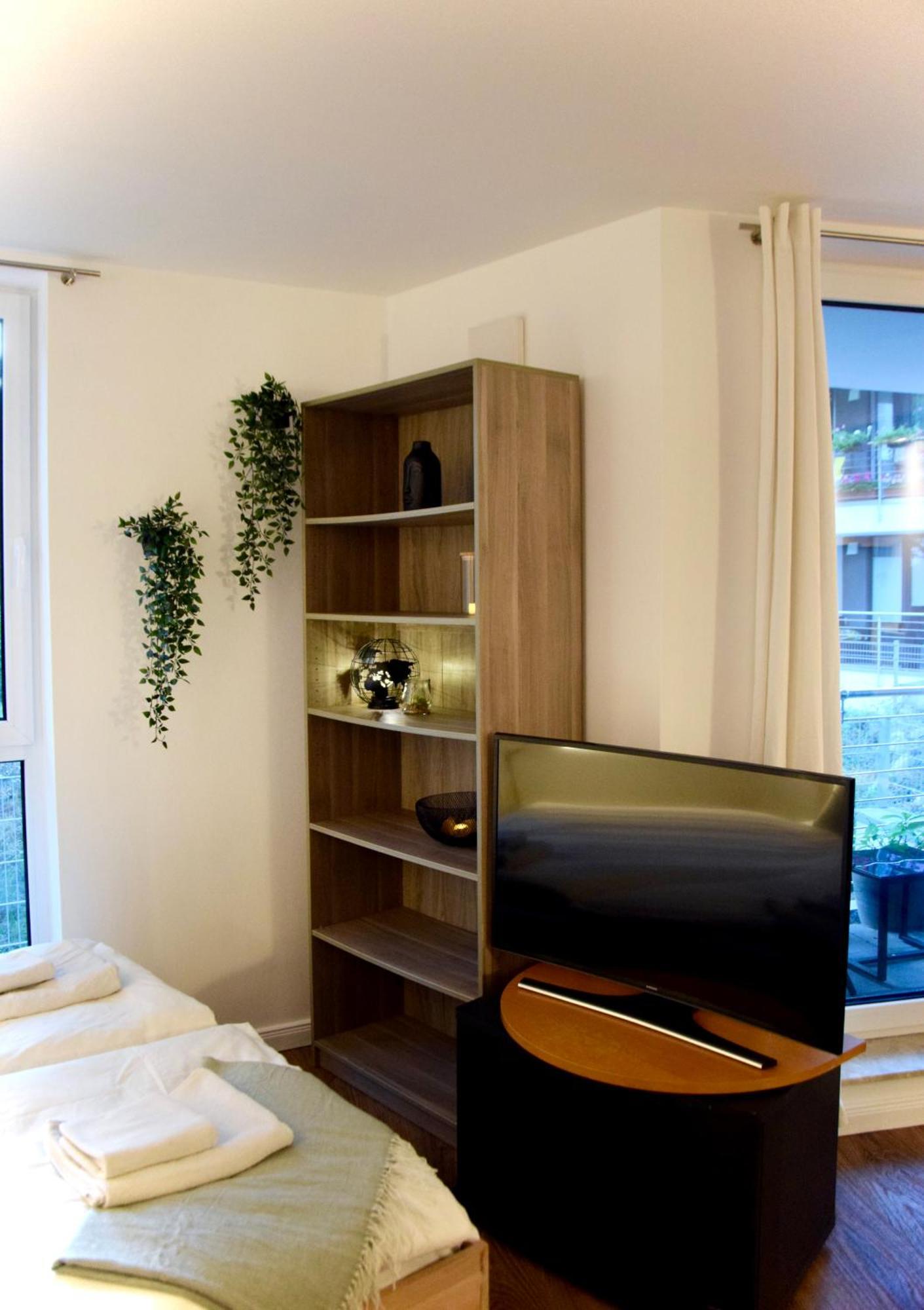 Stilvolle Wohnung Mit Balkon & Parkplatz Rostock Bagian luar foto